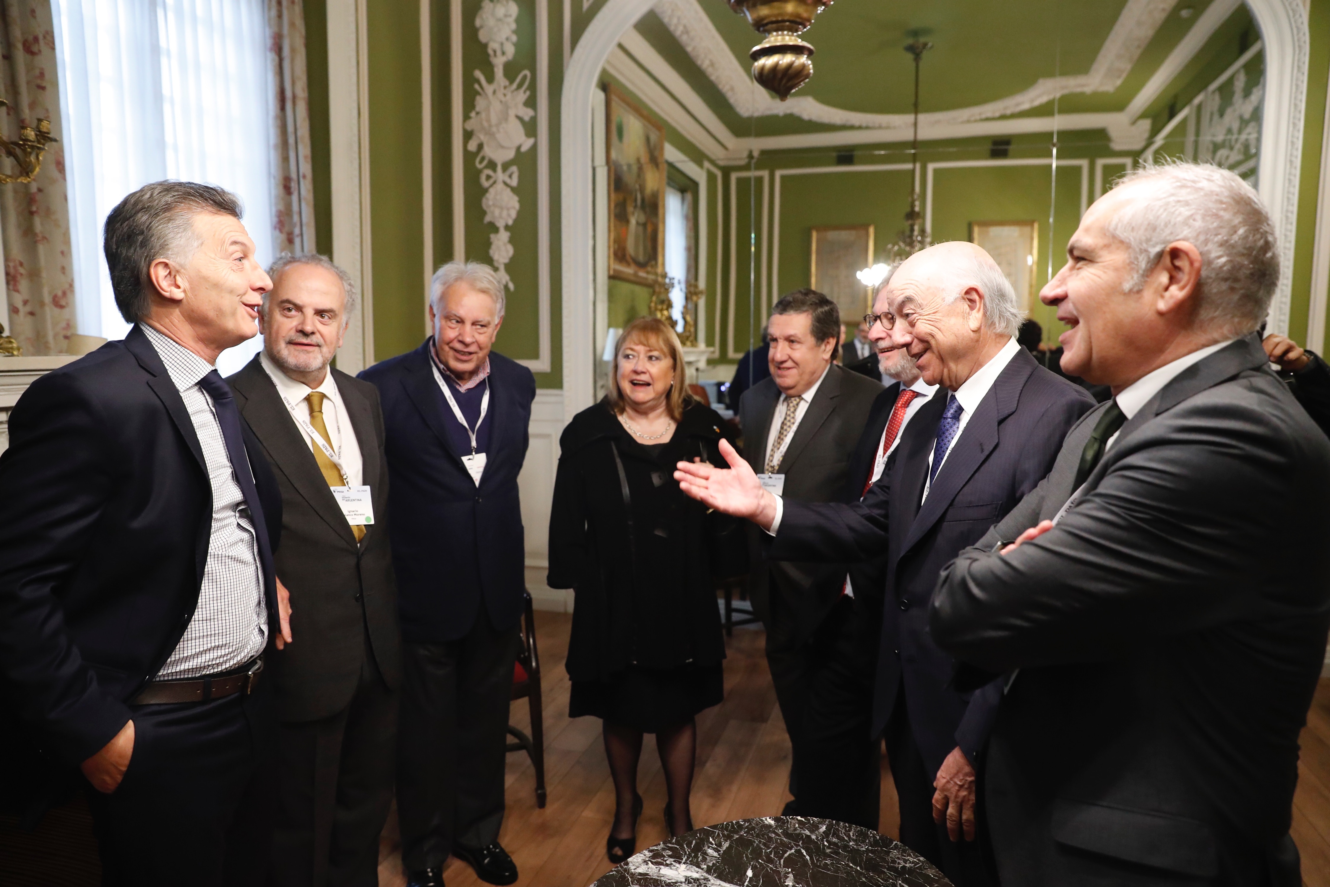 El presidente de BBVA, Francisco González,(derecha) conversa con el presidente de Argentina, Mauricio Macri​ (izquierda),momentos antes del inicio del evento Invertir en Argentina.