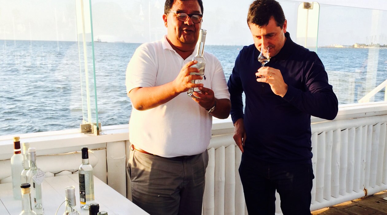 el-productor-de-pisco-jose-moquillaza-muestra-a-josep-roca-diversas-variedades-de-la-bebida-durante-una-cata-de-piscos-bbva