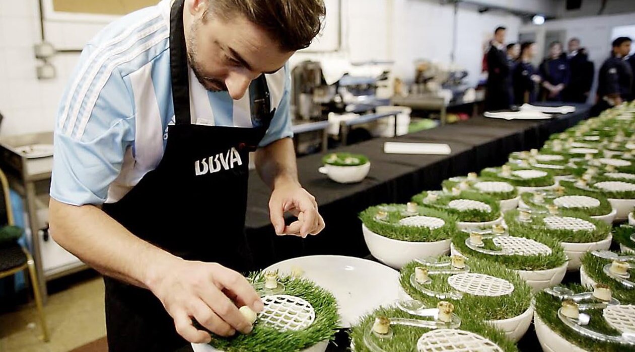 jordi-roca-emplatando-el-gol-de-messi-el-celler-de-can-roca-bbva