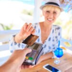joven mujer pago tarjeta dinero móvil recurso bbva joven mujer pago tarjeta dinero móvil recurso bbva