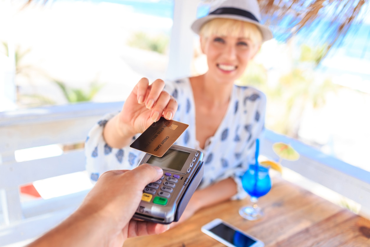 joven mujer pago tarjeta dinero móvil recurso bbva