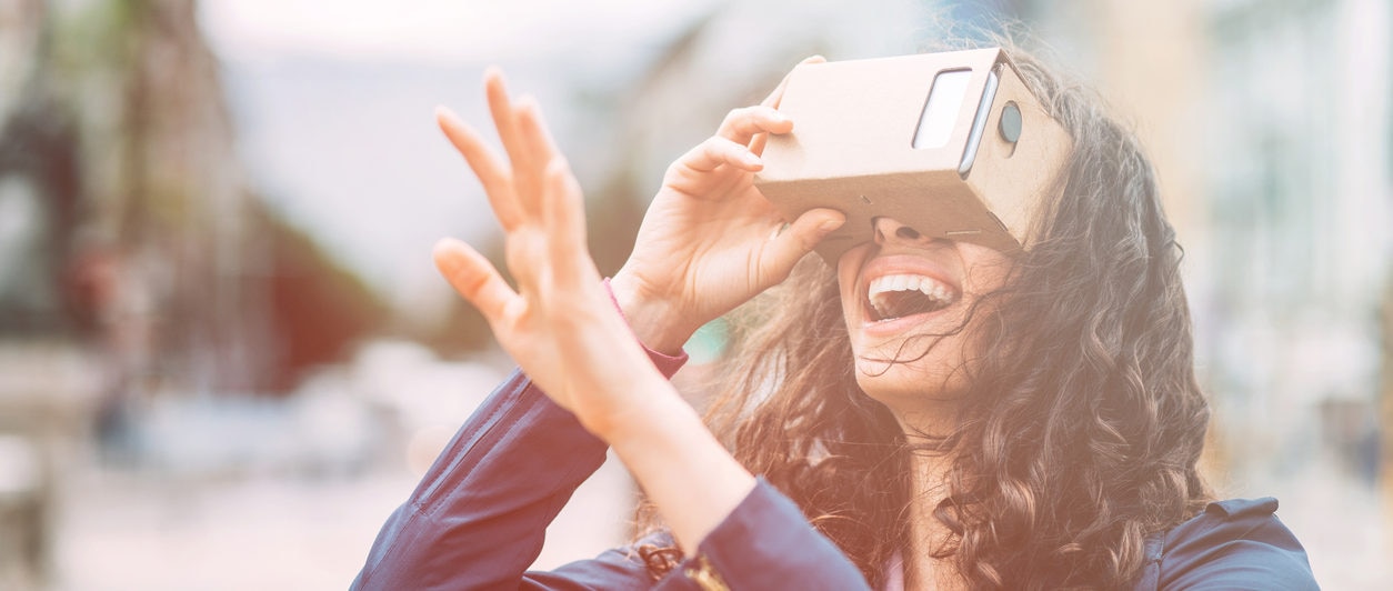 realidad virtual mujer movil diversión recurso bbva realidad virtual mujer movil diversión recurso bbva