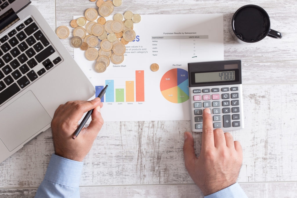 hombre calculadora ordenador dinero finanzas fintech bbva