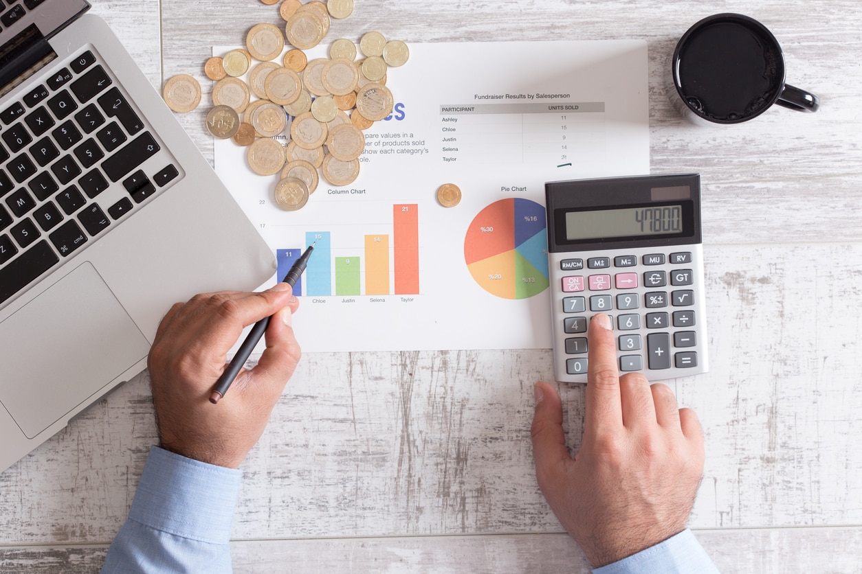 hombre calculadora ordenador dinero finanzas fintech bbva