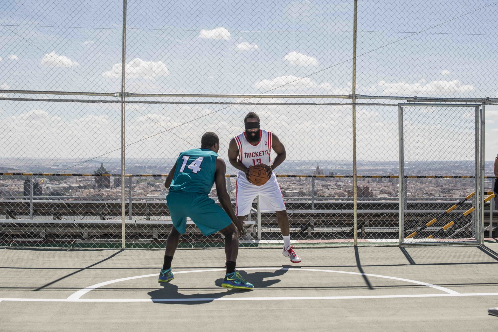 Fotografía de Kevin Durant y James Harden durante el BBVA Challenge