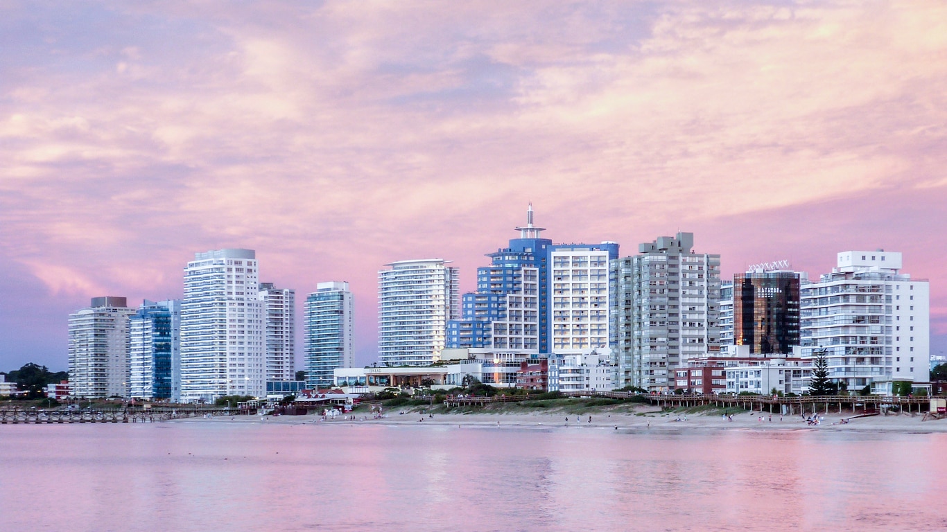 ciudad-edificios-mar-agua-rascacielos-recurso-bbva