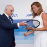 Garbine Muguruza, nueva embajadora de BBVA, junto a Francisco González, presidente de BBVA