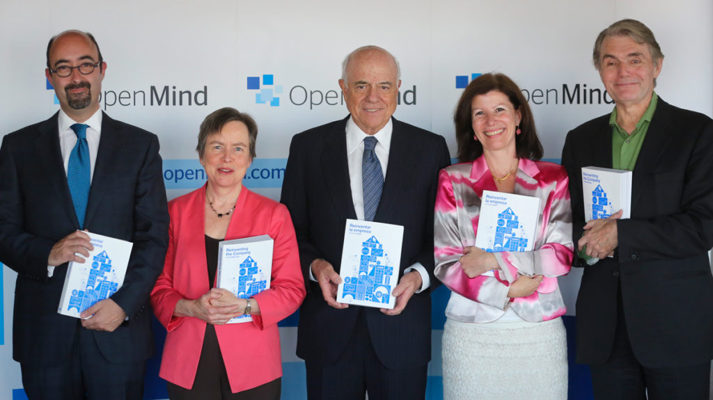 Los autores del libro de OpenMind 'Reinventar la empresa', junto a Francisco González Los autores del libro de OpenMind 'Reinventar la empresa', junto a Francisco González