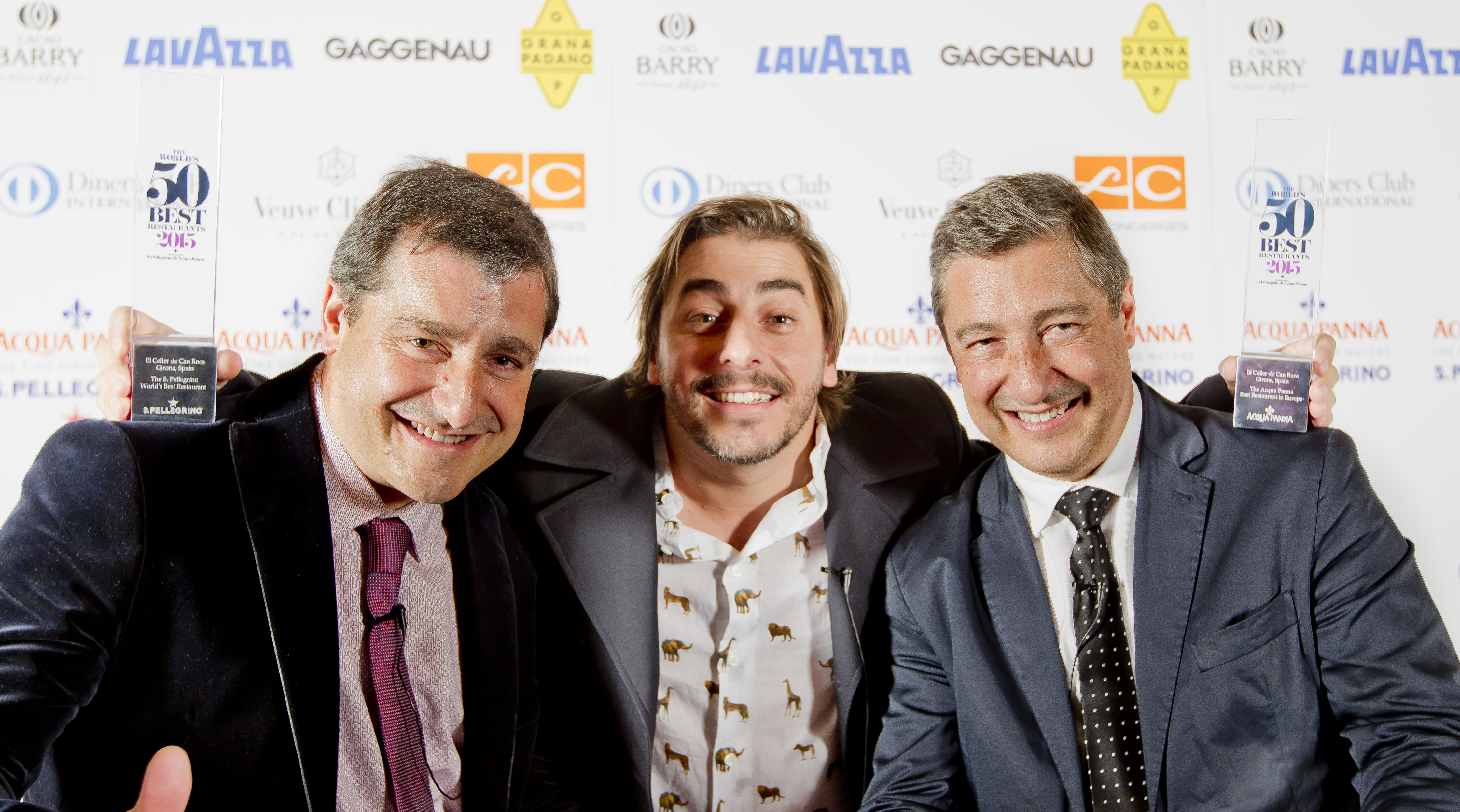 Los hermanos roca posan con el primer premio Los hermanos roca posan con el primer premio