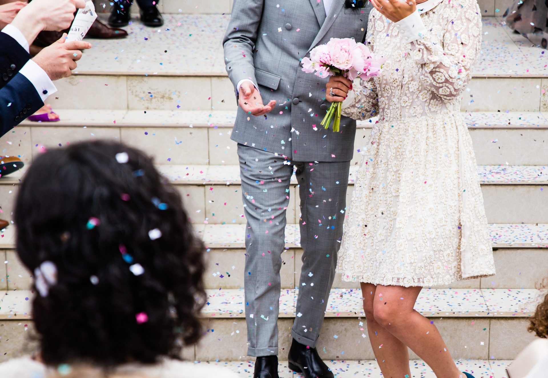 Fotografia de Boda confeti flores pareja amor matrimonio recurso BBVA