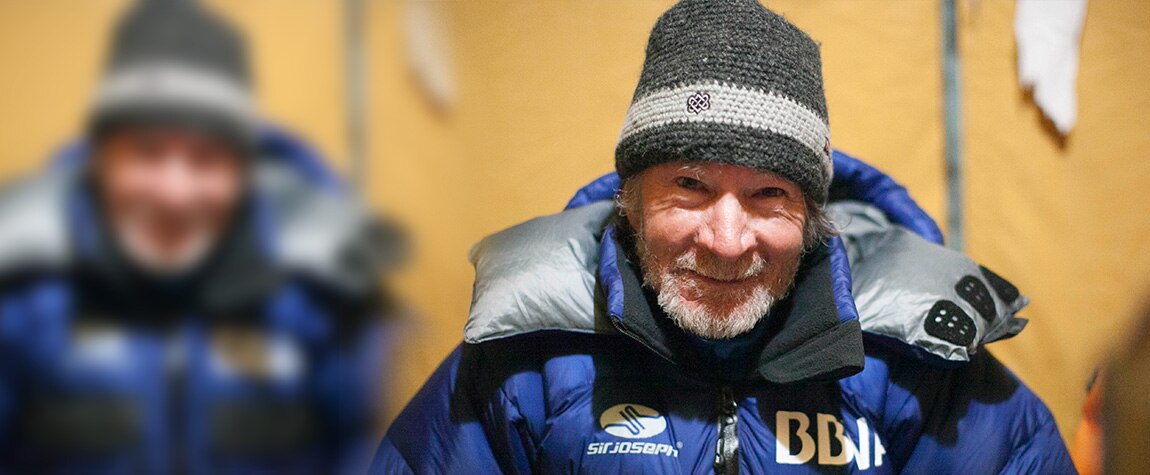 Fotografía Carlos Soria abrigado con gorro y plumas de BBVA-saco de dormir