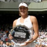 Fotografía de Garbine Muguruza sujeta el trofeo después de perder la final contra Serena Williams en Wimbledon