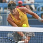 La española Garbine Muguruza responde una bola a Yaroslava Shvedova de Kazajistán17 de agosto de 2015 durante la primera ronda del torneo de la WTA Tour Masters 1000 de Cincinnati en el Lindner Tennis Center de Mason