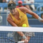 La española Garbine Muguruza responde una bola a Yaroslava Shvedova de Kazajistán17 de agosto de 2015 durante la primera ronda del torneo de la WTA Tour Masters 1000 de Cincinnati en el Lindner Tennis Center de Mason