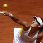 La tenista española Garbiñe Muguruza devuelve una bola a la checa Lucie Safarova durante el partido de cuartos de final de Roland Garros que ambas disputaron en París, Francia 2 de junio de 2015