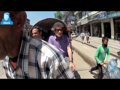 Vídeo Carlos Soria en un carro durante una visita a Katmandú BBVA