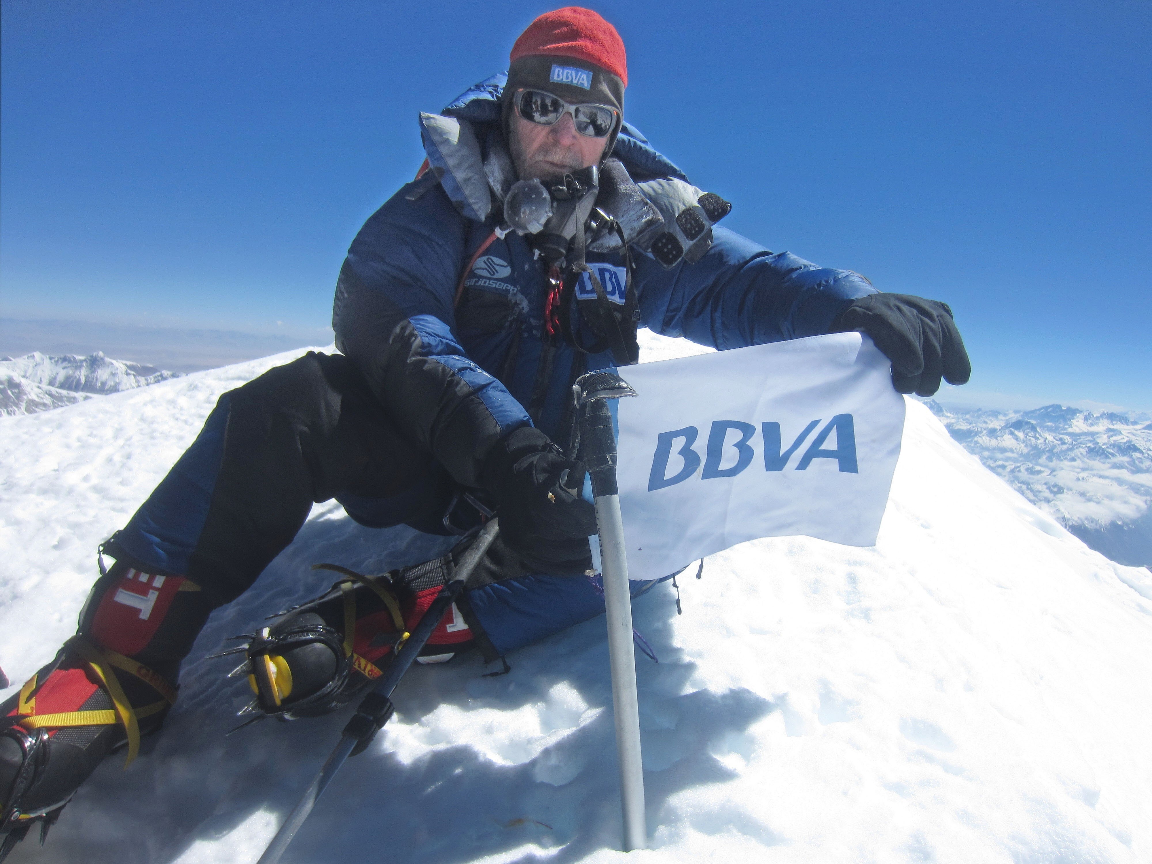 Carlos Soria en la cumbre del Kanchenjunga Fotografía de Carlos Soria en la cumbre del Kanchenjunga BBVA