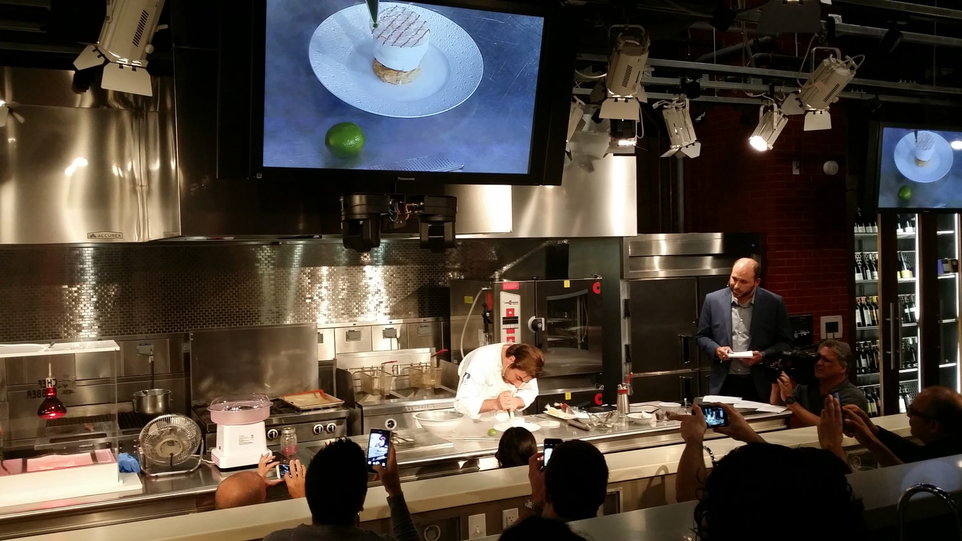 Fotografía de Jordi Roca en la que imparte una clase magistral en la escuela de gastronomía de Miami BBVA