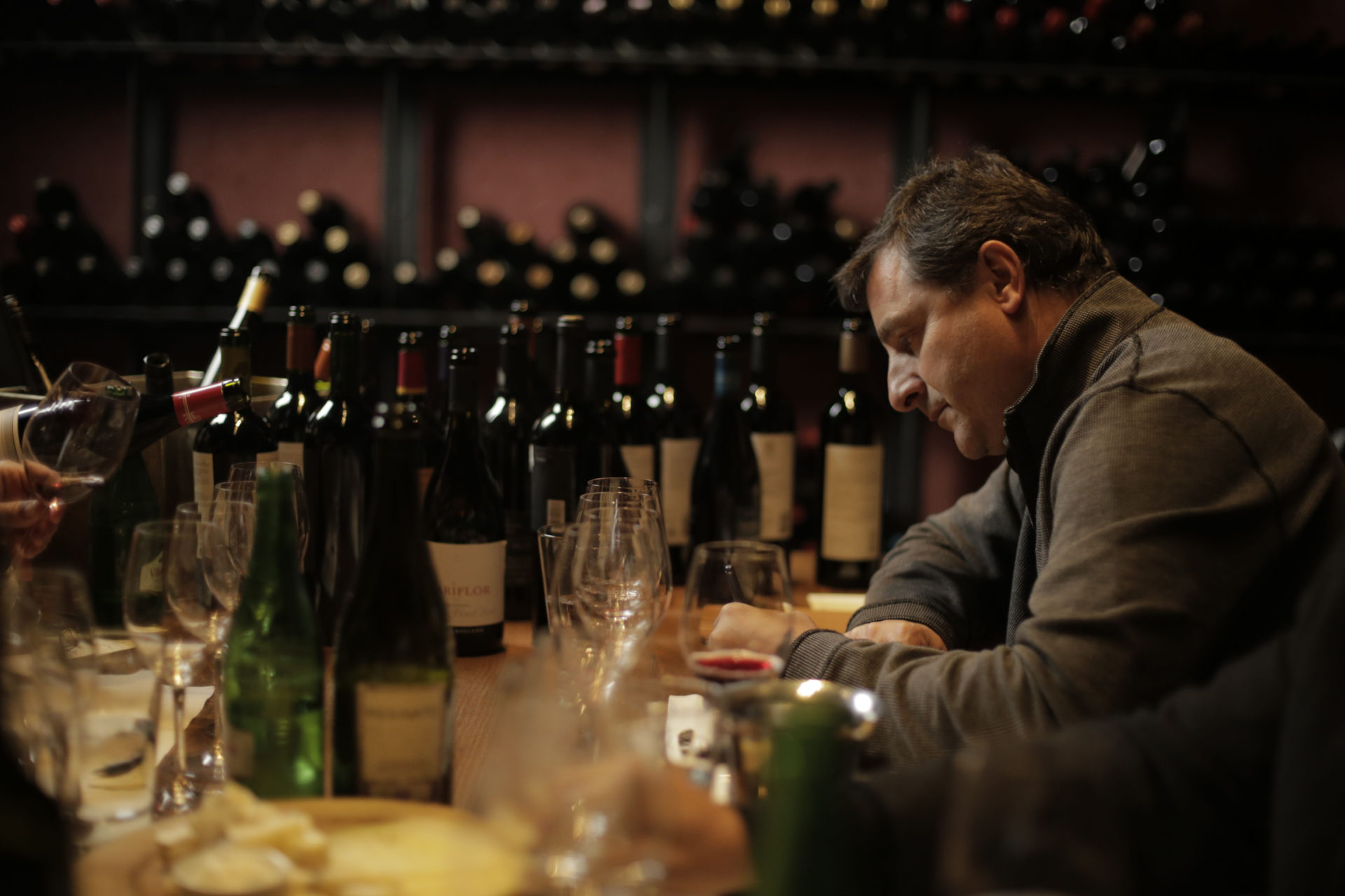 Fotografía de Josep Roca durante una cata de vinos en Mendoza, Argentina
