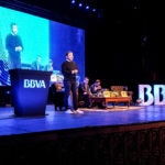 Fotografía de Joan roca en una conferencia de BBVA y El Celler de Can Roca