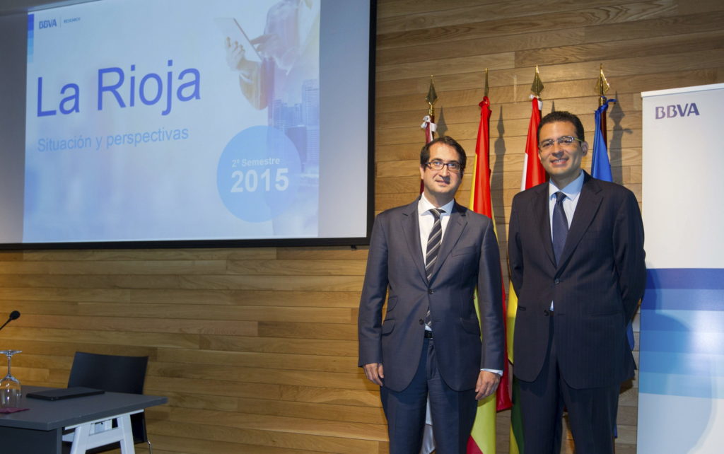 LOGROÑO (La Rioja) 09-07-2015 Presentación del informe Situación La Rioja con el economista jefe de España de BBVA Research Miguel Cardoso (D) y el director territorial norte de BBVA Peio Belausteguigoitia (I) Situacion La Rioja BBVA Research Logroño Cardoso y Belausteguigoitia