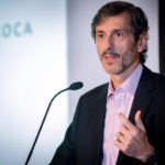 Fotografía de Martin Zarich hablando en una conferencia de El Celler en Argentina