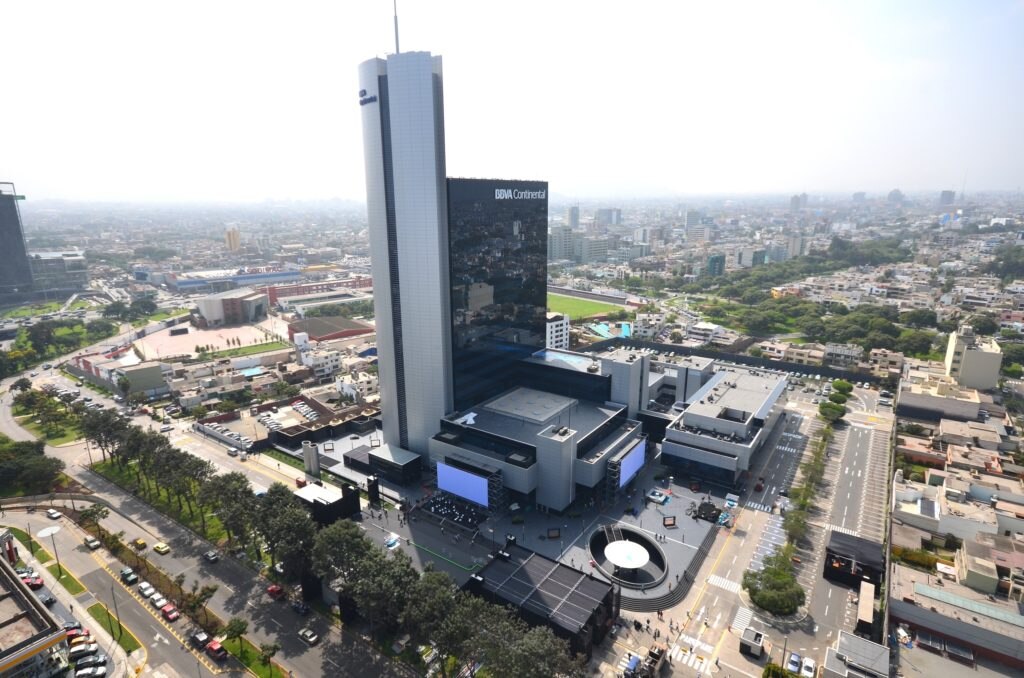 Sede central de la sede de BBVA Continentalen Lima, Perú Fotografía de la sede de BBVA Continental en Perú BBVA