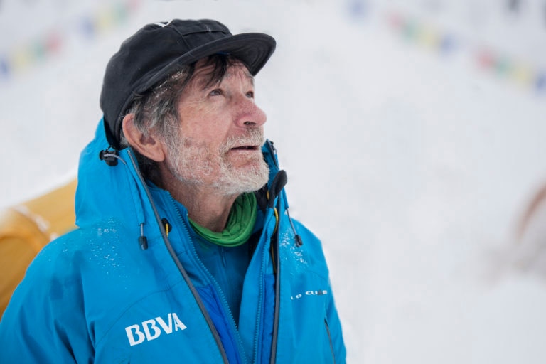 Fotografía de Carlos Soria durante su expedición al Annapurna en el 2015 mirando al infinito