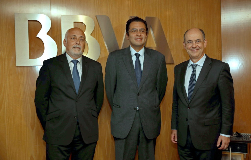 Fotografía de Christian Terribas, Miguel Cardoso y Xavier Queralt antes de la presentación del informe Situació Catalunya