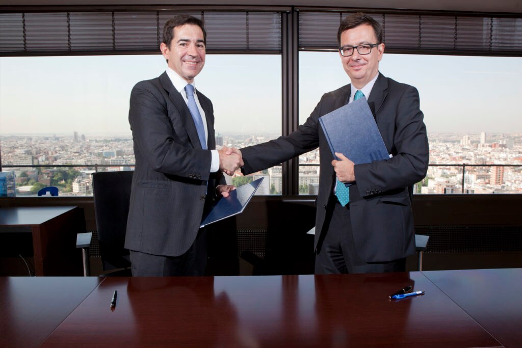 Carlos Torres, CEO de BBVA, y Roman Escolano, vicepresidente del BEI Fotografía de Carlos Torres y Román Escolano tras firmar el acuerdo