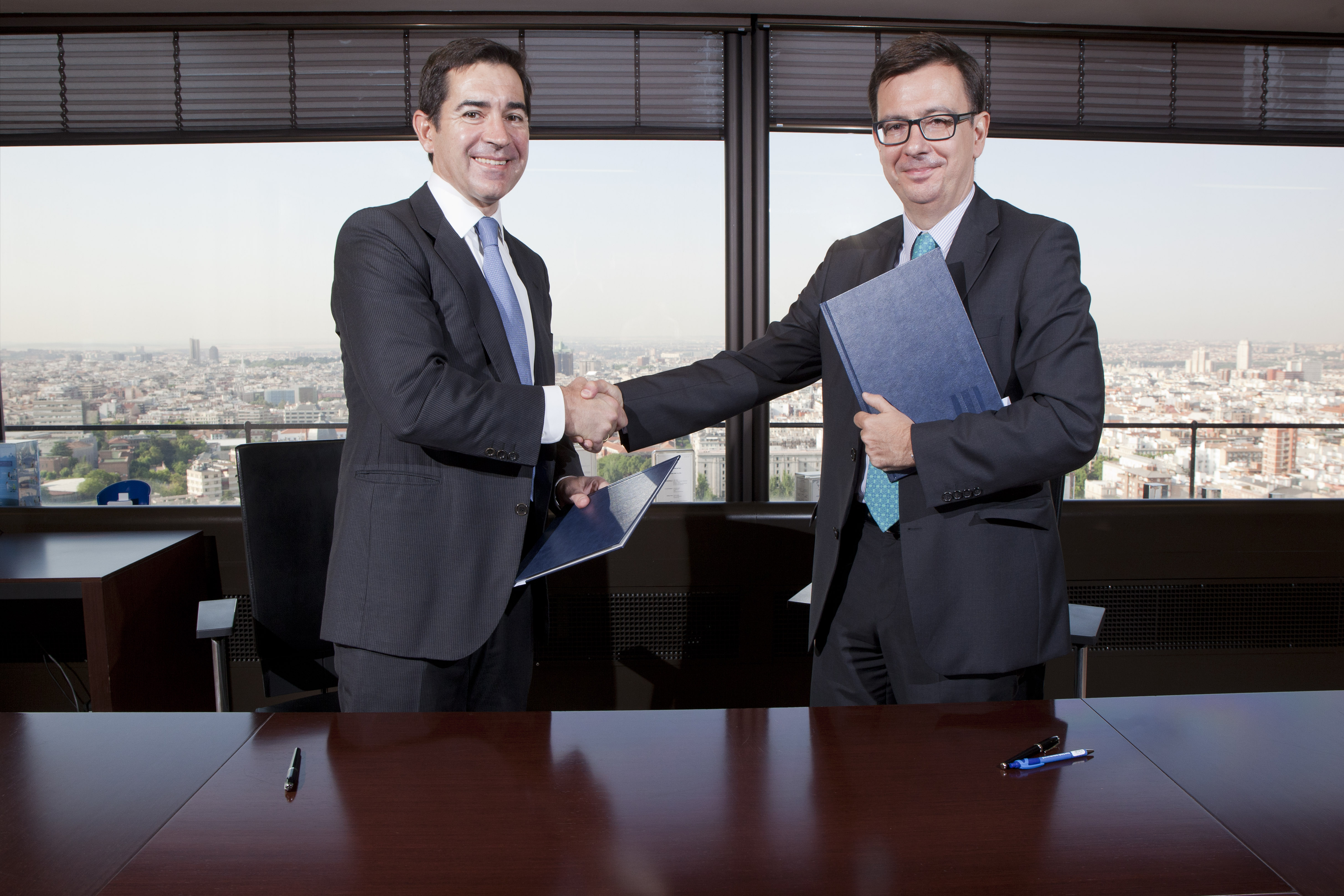 Carlos Torres, CEO de BBVA, y Roman Escolano, vicepresidente del BEI Fotografía de Carlos Torres y Román Escolano tras firmar el acuerdo