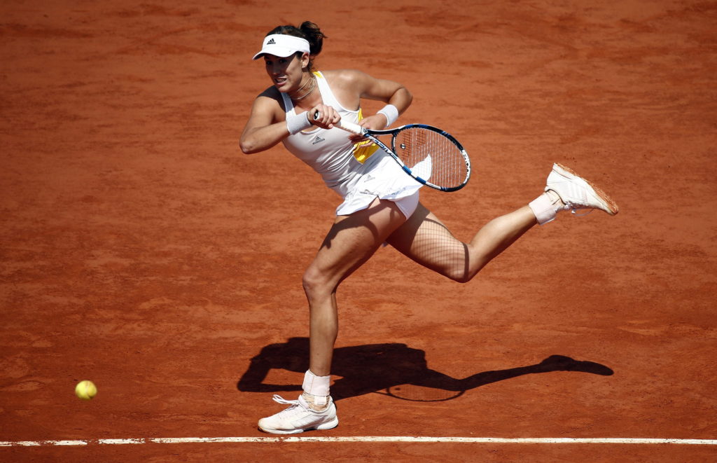Garbiñe Muguruza tenista tenis BBVA embajadora La tenista española Garbiñe Muguruza devuelve una bola a la checa Lucie Safarova durante el partido de cuartos de final de Roland Garros que ambas disputaron en París