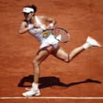 La tenista española Garbiñe Muguruza devuelve una bola a la checa Lucie Safarova durante el partido de cuartos de final de Roland Garros que ambas disputaron en París