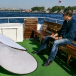 Fotografía de Joan Roca navega por el estrecho del Bósforo durante el rodaje de la película BBVA