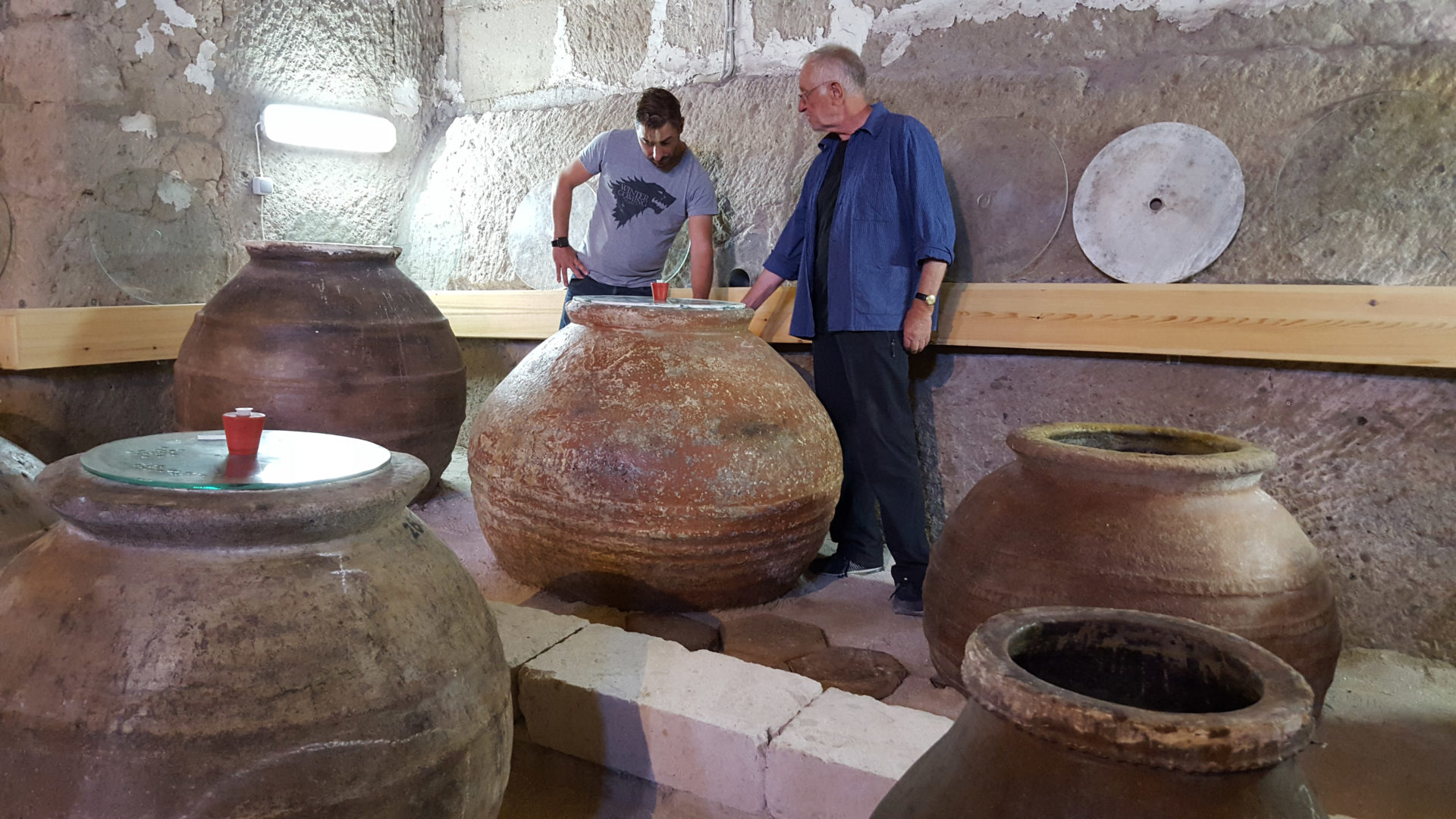 Fotografía de Jordi Roca en la Capadocia miran una ánfora de vino