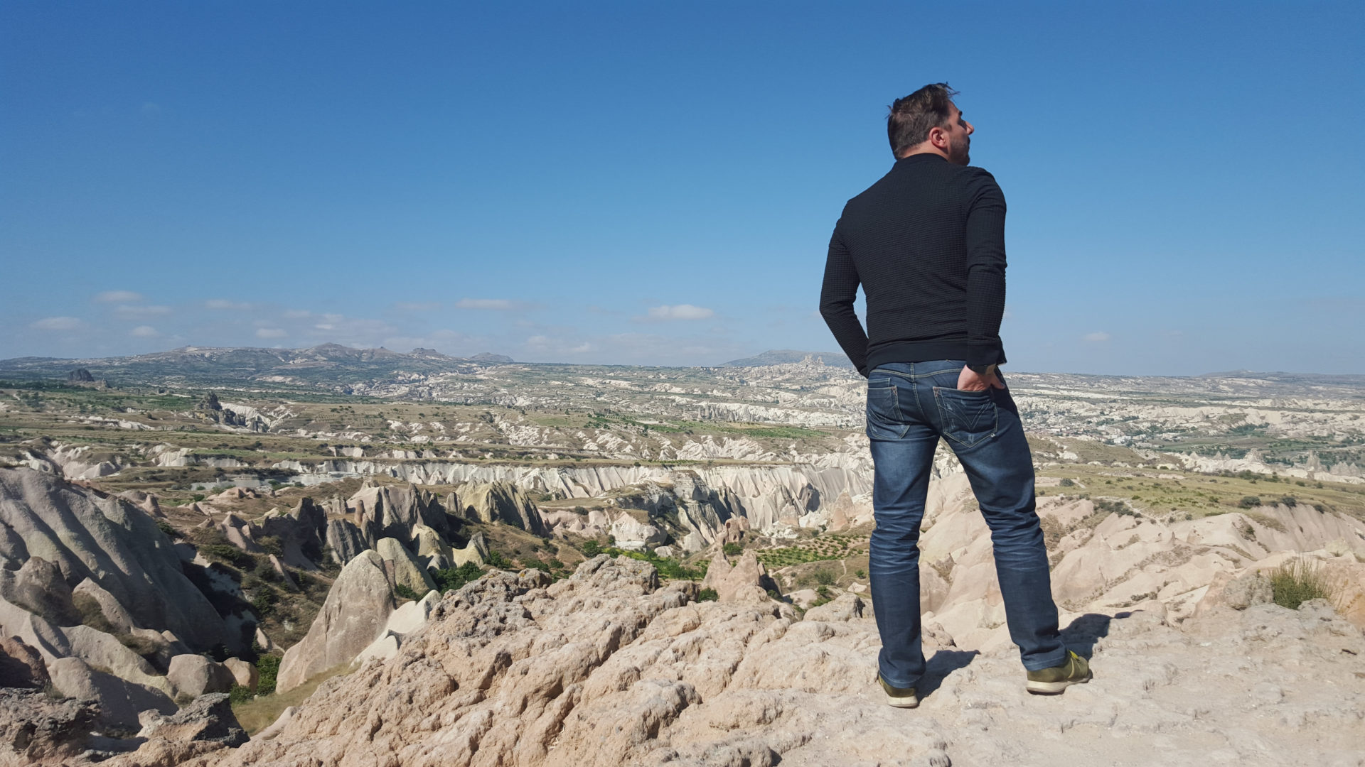 Fotografía de espaldas de Jordi Roca en Turquía