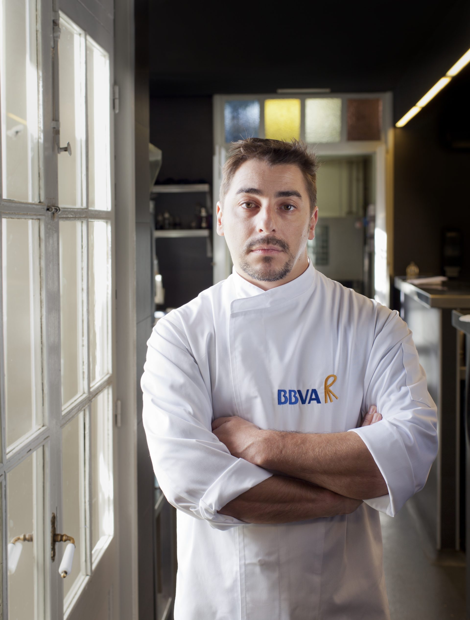 Fotografía de Jordi Roca en la cocina