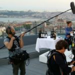 Fotografía de Josep Roca charla con la sommelier turca Sabiha Apaydin durante una cata de vinos en una azotea de Estambul durante el rodaje de la película BBVA