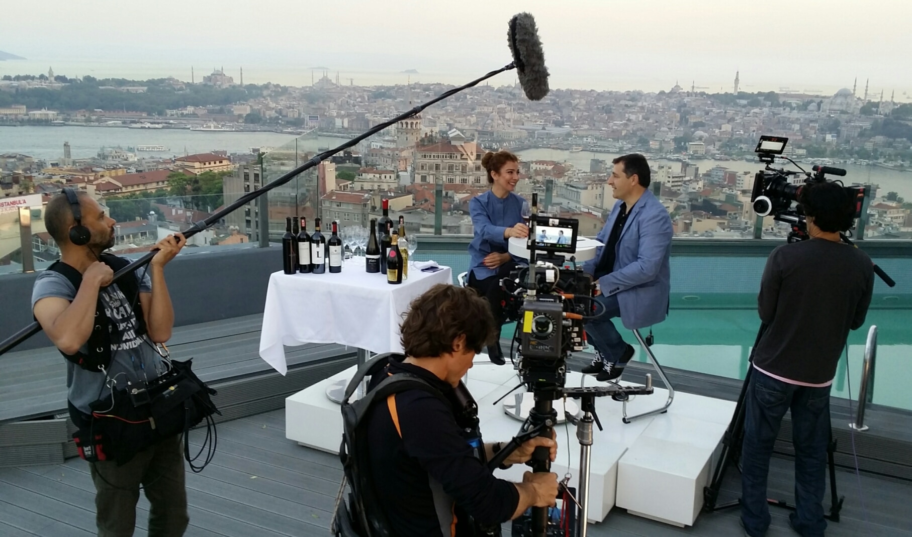Fotografía de Josep Roca charla con la sommelier turca Sabiha Apaydin durante una cata de vinos en una azotea de Estambul durante el rodaje de la película BBVA