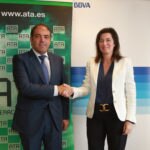 Fotografía de la directora de BBVA España, Cristina de Parias, y el presidente de ATA, Lorenzo Amor BBVA