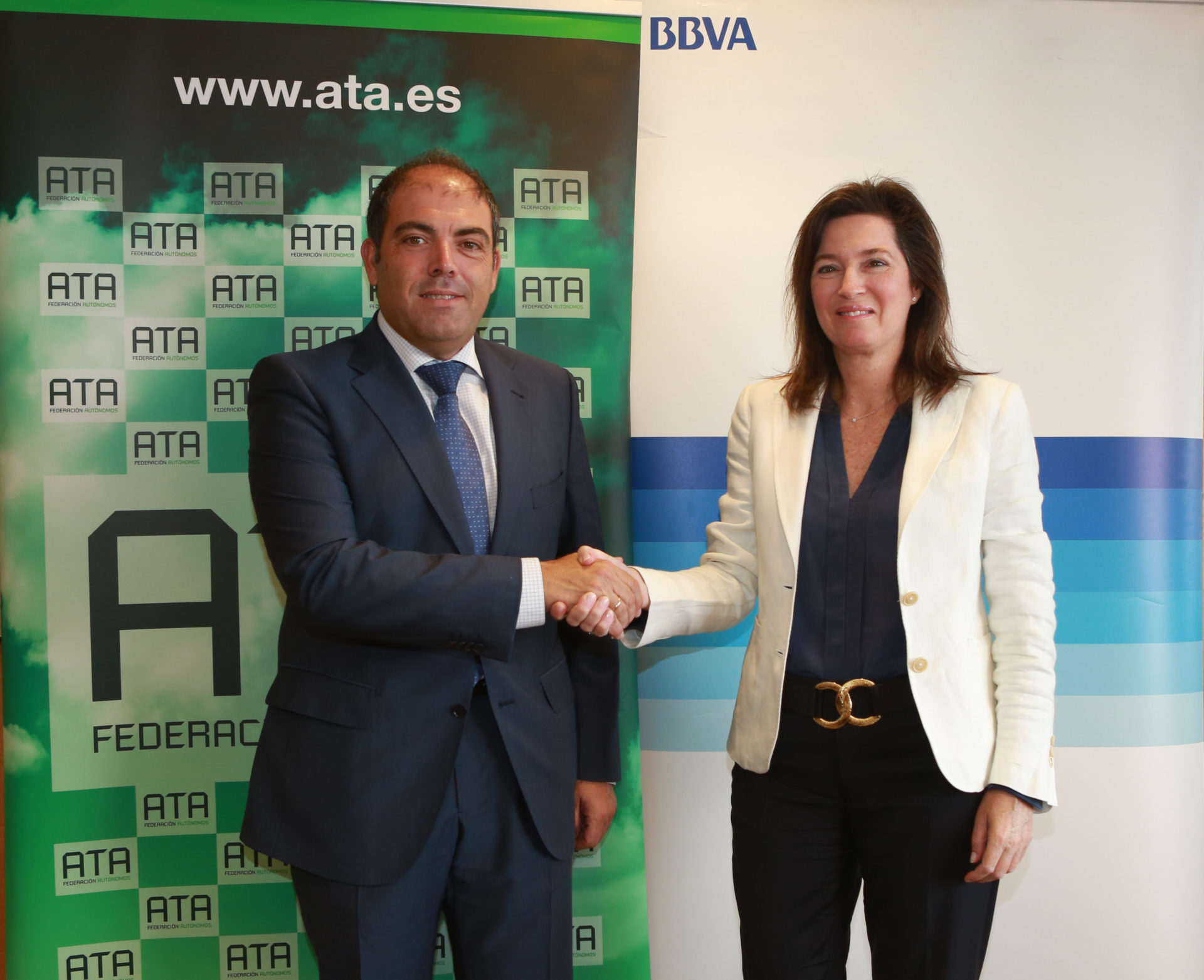 Fotografía de la directora de BBVA España, Cristina de Parias, y el presidente de ATA, Lorenzo Amor BBVA