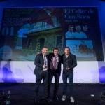 Fotografía de los hermanso roca recogiendo el premio a El Celler de Can Roca mejor restaurante del mundo 2015 BBVA