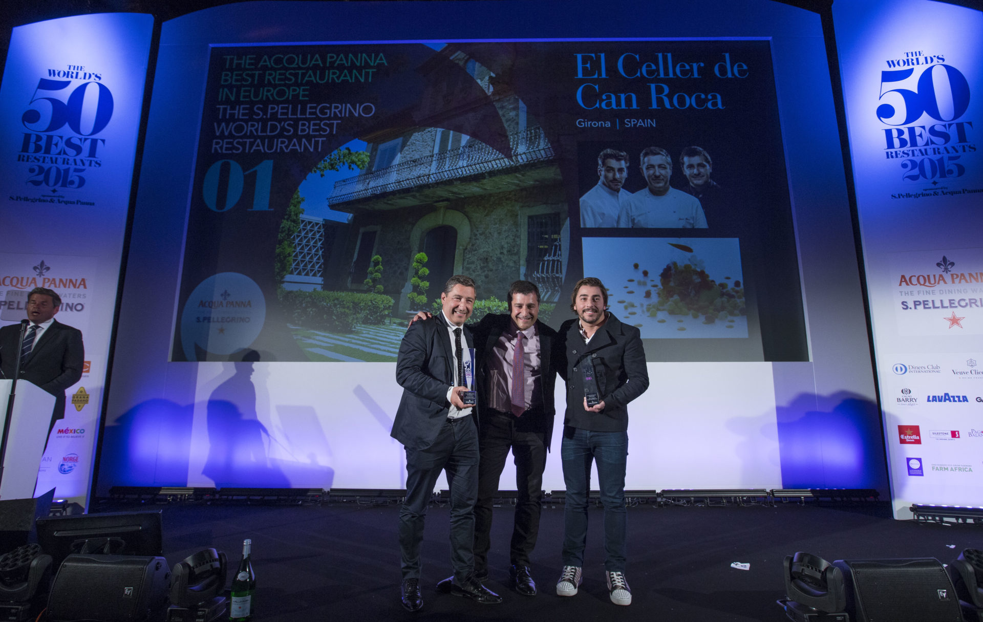 Fotografía de los hermanso roca recogiendo el premio a El Celler de Can Roca mejor restaurante del mundo 2015 BBVA