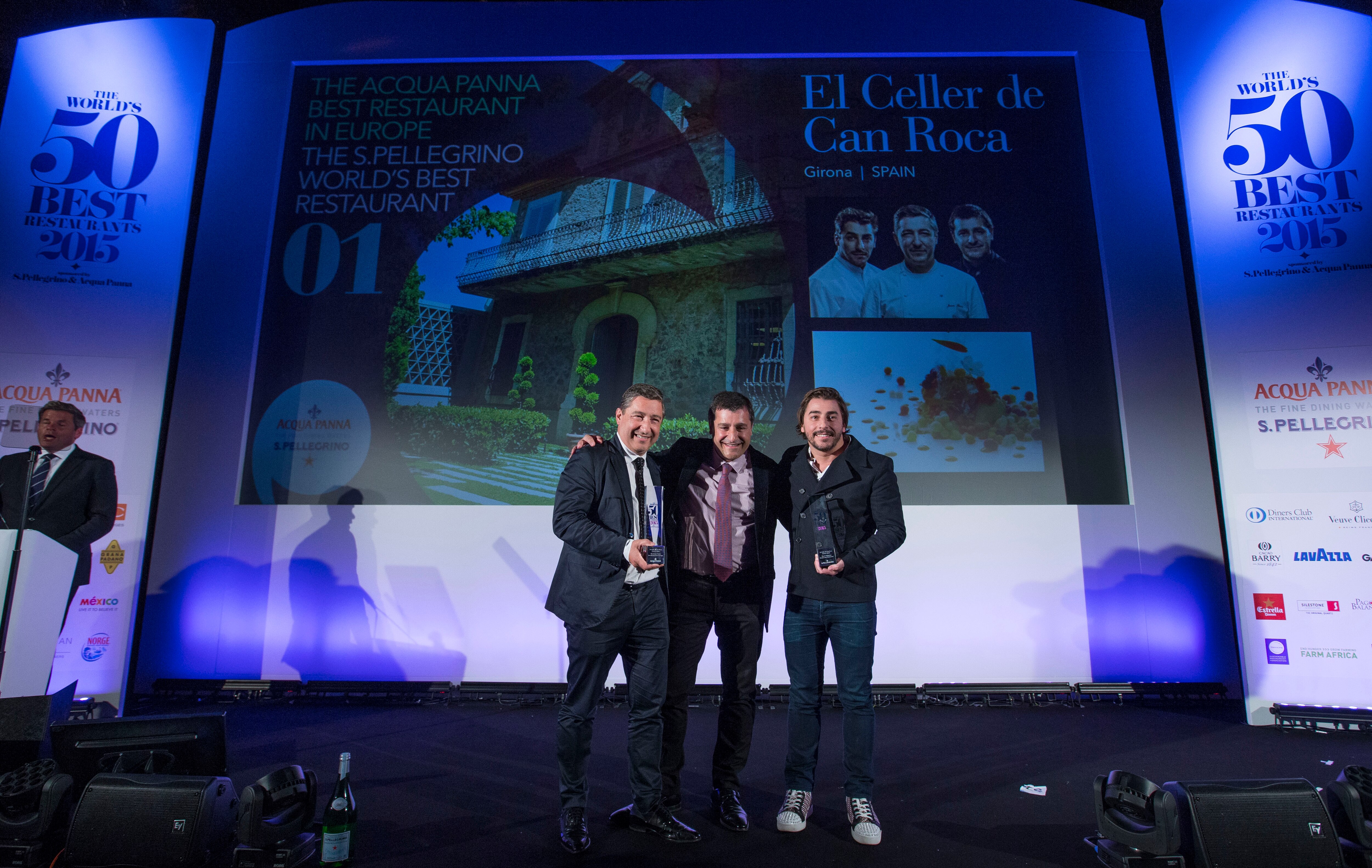 Fotografía de los hermanso roca recogiendo el premio a El Celler de Can Roca mejor restaurante del mundo 2015 BBVA