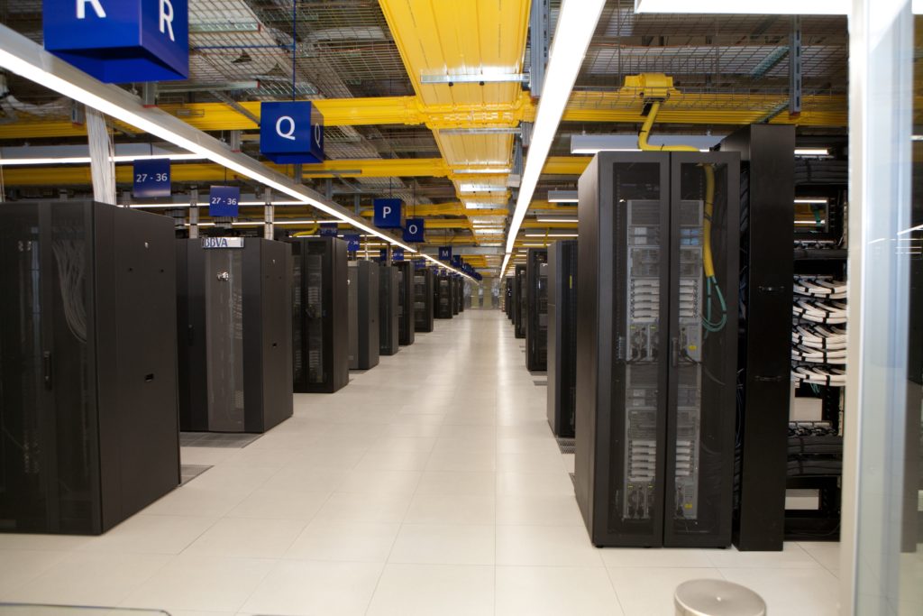Fotografía de la maquinaria del centro de proceso de datos BBVA