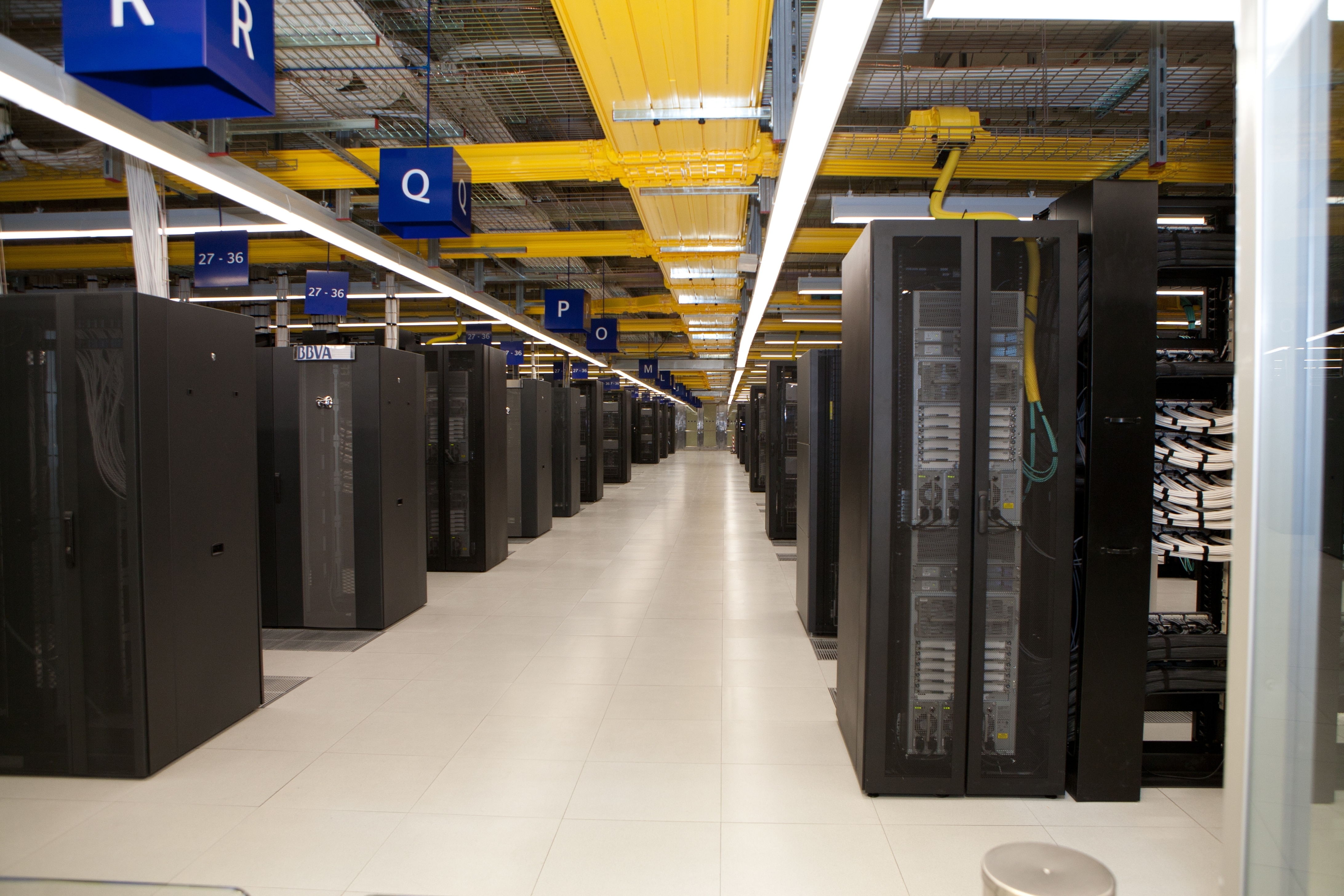 Maquinaria del centro de proceso de datos Fotografía de la maquinaria del centro de proceso de datos BBVA