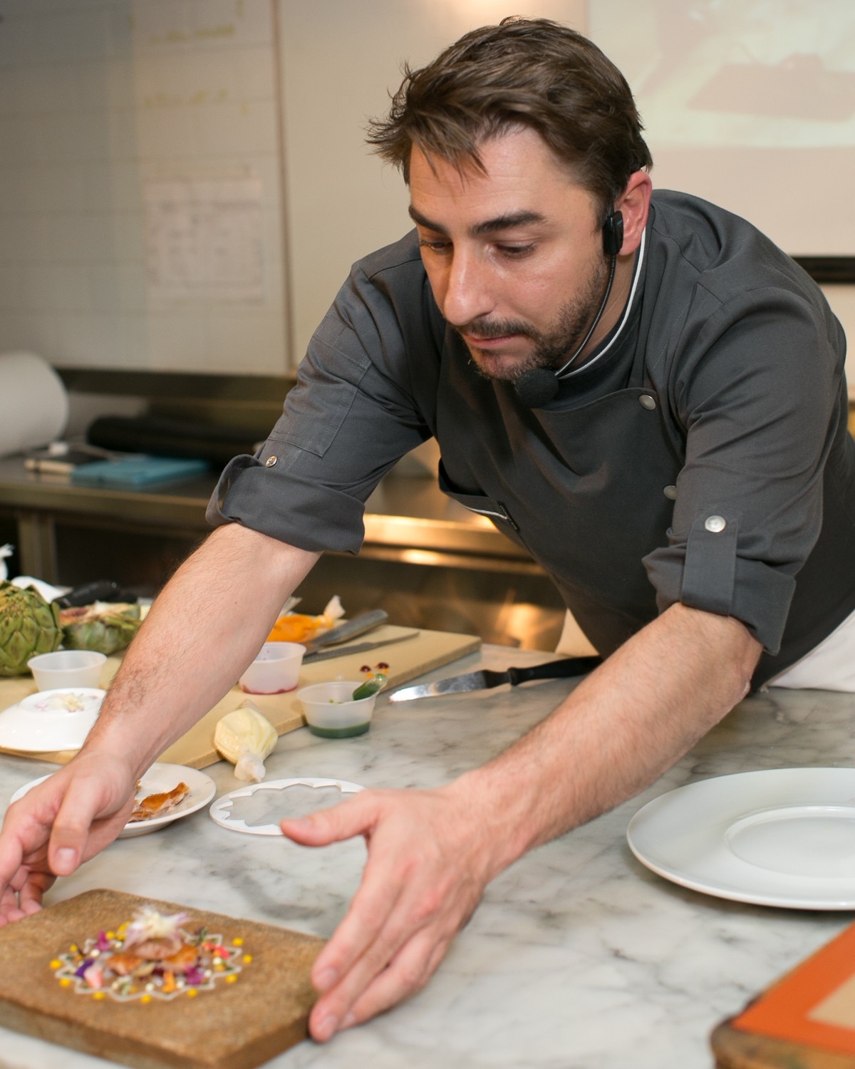 Fotografía de Jordi Roca en Nueva York preparando un postre BBVA