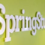 Logotipo de SpringStudio en la pared de sus oficinas