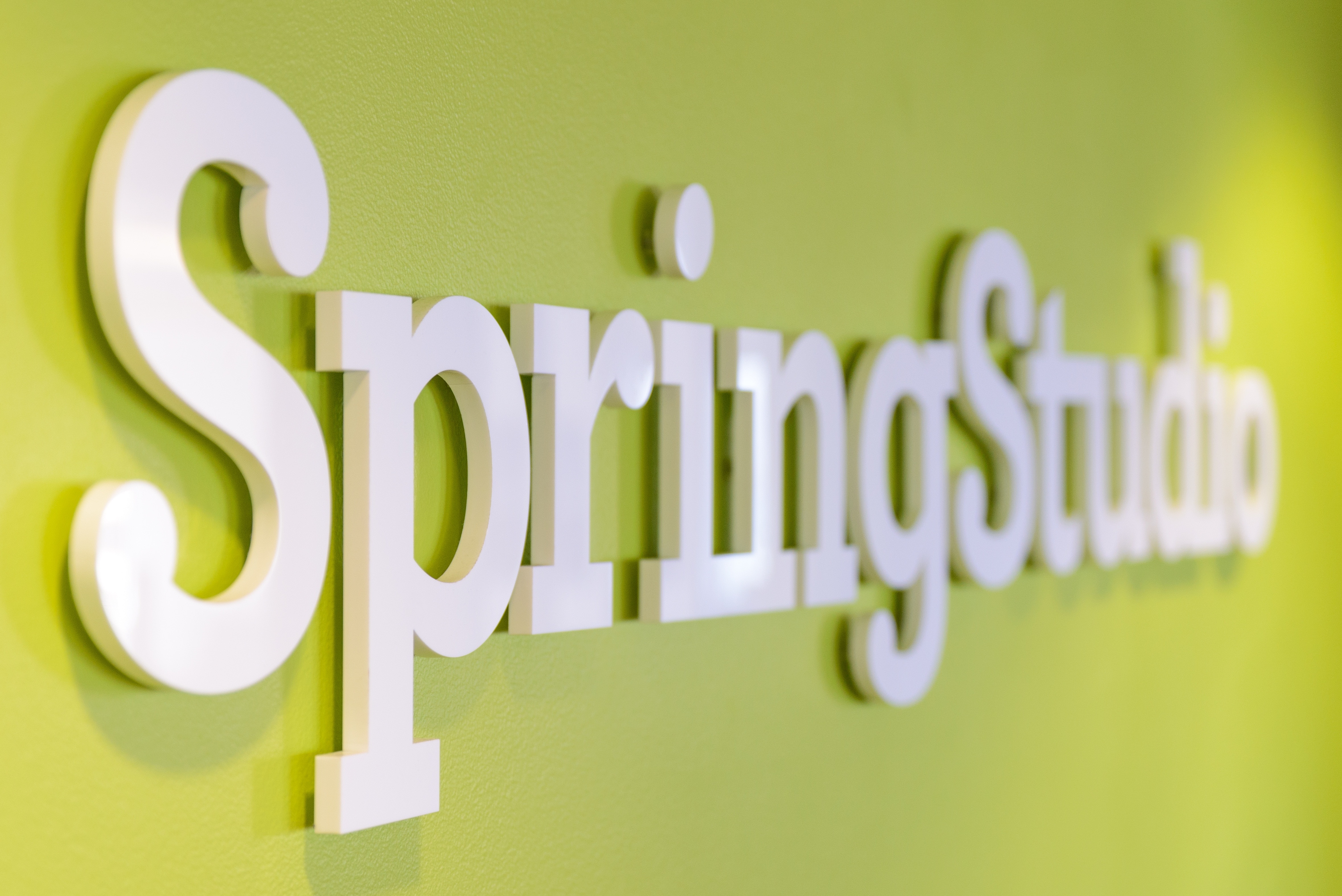 Logotipo de SpringStudio en la pared de sus oficinas