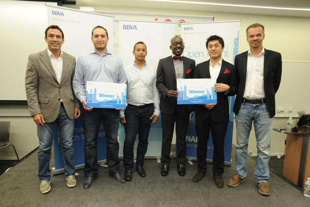 Gustavo Vinacua, director de los centros de innovación de BBVA y Teppo Paavola, director de Nuevos Negocios Digitales de BBVA con los ganadores de BBVA Open Talent 2015 Fotografía de Gustavo Vinacua, director de los centros de innovación de BBVA y Teppo Paavola, director de Nuevos Negocios Digitales de BBVA con los ganadores de BBVA Open Talent 2015